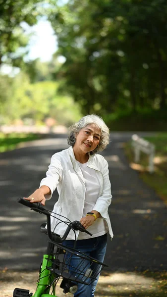 Aktif Orta Yaşlı Kadın Güzel Bir Günde Yaz Parkında Bisiklet — Stok fotoğraf