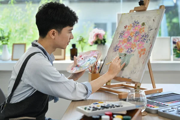 Boční Pohled Asijské Muž Malování Akvarelem Plátně Jasném Obývacím Pokoji — Stock fotografie