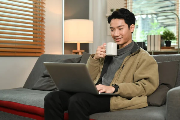 Tevreden Koffie Drinken Online Winkelen Mail Lezen Laptop Terwijl Thuis — Stockfoto
