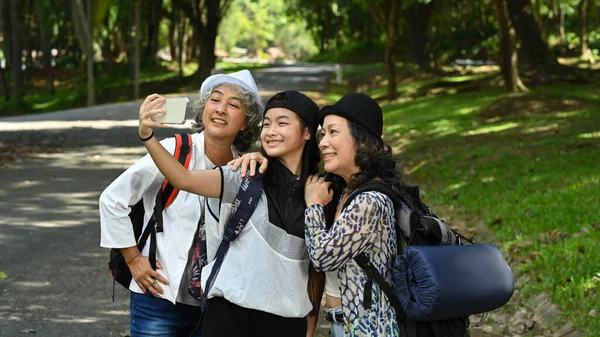 Radostná Asijská Dívka Držení Smartphone Přičemž Selfie Krásnými Staršími Ženami — Stock fotografie