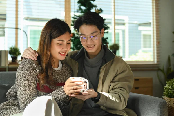 Loving Young Couple Relaxing Comfortable Couch Drinking Hotchocolat Enjoying Christmas — Stock Photo, Image