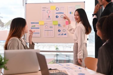 Fikir alışverişinde bulunan iş adamları başlat, iş stratejisi paylaş, pazarlama atölyesinde yeni bir proje üzerinde işbirliği yap.