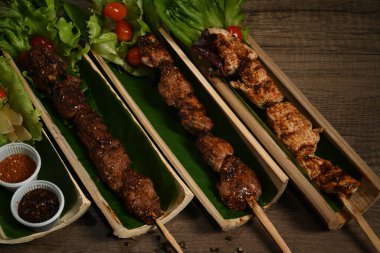 Bambu fıçısında servis edilen lezzetli ızgara et. Mala Çin BBQ Çin baharatlı ve sıcak baharatlı et ya da sebzedir..