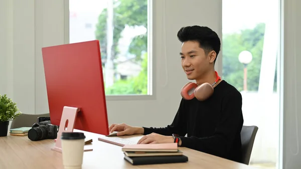 Sonriendo Asiático Masculino Foto Editores Retocando Fotos Ordenador Personal Trabajando — Foto de Stock