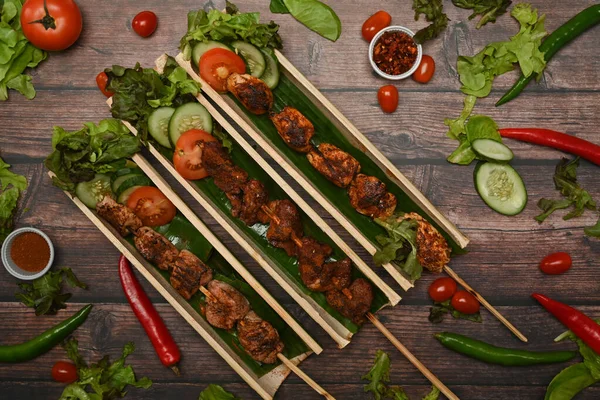 グリル肉串 四川唐辛子 木製のテーブルの上に中国のスパイスや野菜 — ストック写真
