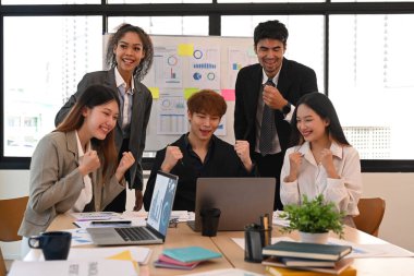 Bir grup yeni iş adamı, şirket ofisindeki proje geliştirme konusunda beyin fırtınası yapıyor, işbirliği yapıyorlar..