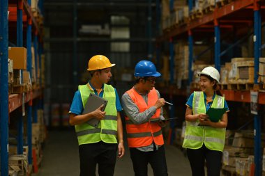 Depoda çalışan işçiler raflarla dolu bir depoda çalışıyorlar. Üretim deposu işgal kavramı.