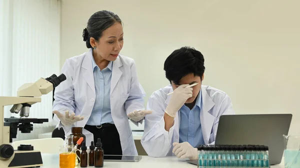Equipe Cientistas Experientes Conduzindo Experimentos Laboratório Conceitos Medicina Pesquisa Científica — Fotografia de Stock