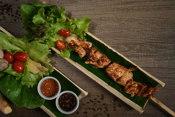 Bamboe Vat Plat Met Gegrilde Vlees Spiesen Houten Tafel Mala — Stockfoto