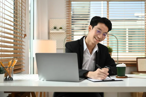 Genç Asyalı Mutlu Girişimci Dizüstü Bilgisayar Kullanıyor Ofisinde Evrak Işleriyle — Stok fotoğraf