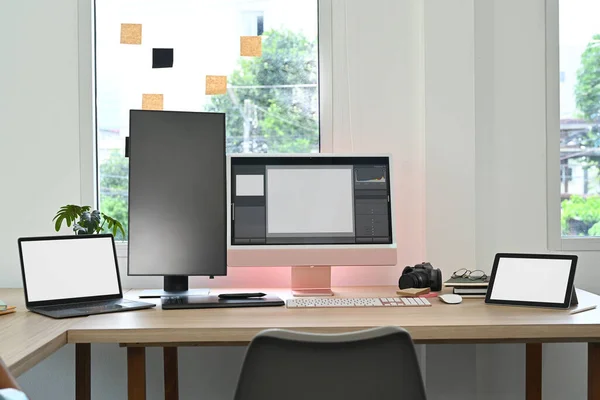 Escritório Criativo Estúdio Interior Com Laptop Computador Branco Tablet Digital — Fotografia de Stock