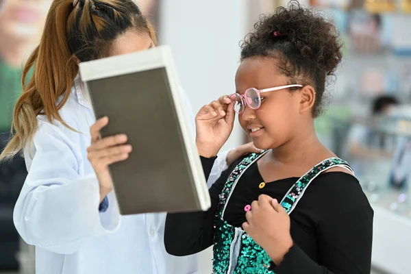 Lachende Jonge Afrikaanse Vrouw Die Nieuwe Glazen Test Met Optometrist — Stockfoto