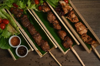 Muz yaprağında Sichuan biberi olan leziz ızgara et. Mala Çin BBQ Çin baharatlı ve sıcak baharatlı et ya da sebzedir..