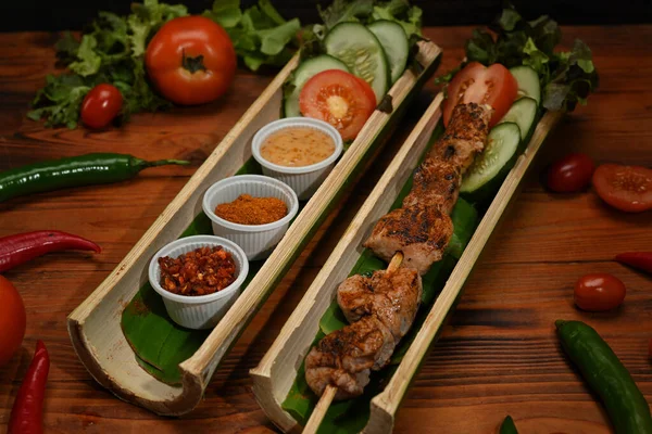 Gegrilde Kip Vlees Bamboe Vat Plat Geserveerd Met Sichuan Peper — Stockfoto