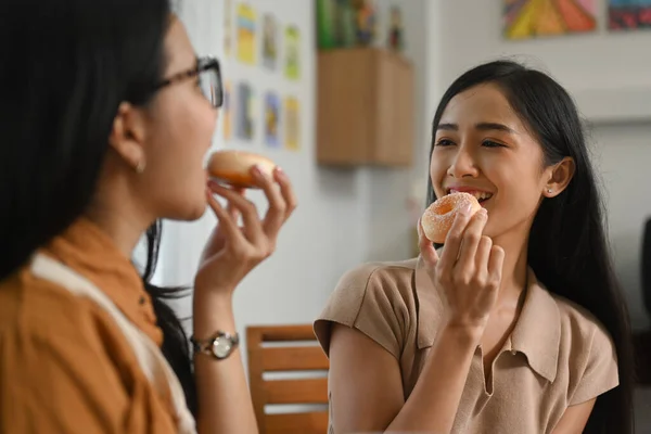 Όμορφη Νεαρή Ασιάτισσα Απολαμβάνει Τρώει Νόστιμα Ντόνατς Φίλη Της Καθισμένη — Φωτογραφία Αρχείου