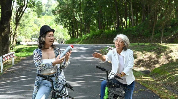 Orta Yaşlı Kadın Güzel Bir Günde Yaz Parkında Bisiklet Sürerler — Stok fotoğraf
