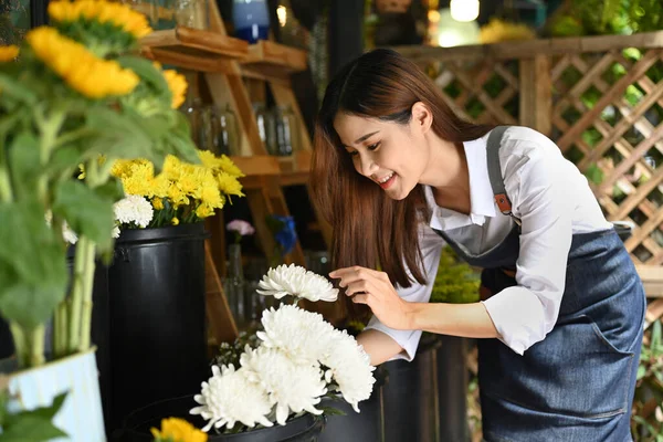 彼女の素朴な花の店で花をアレンジエプロンを身に着けている快適な女性花屋 ビジネス 花粉の概念 — ストック写真