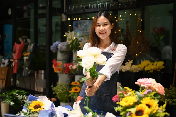 Attraktive Kleinunternehmerin Mit Schürze Hält Strauß Weißer Rosen Vor Blumenladen — Stockfoto