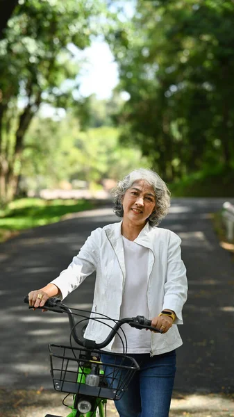 Şehir Parkında Bisikletli Gülümseyen Orta Yaşlı Kadın Portresi Emeklilik Insanlar — Stok fotoğraf