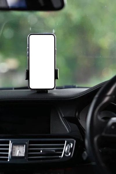带空白屏风的智能电话 装有汽车挡风玻璃 空屏幕为您的广告设计 — 图库照片