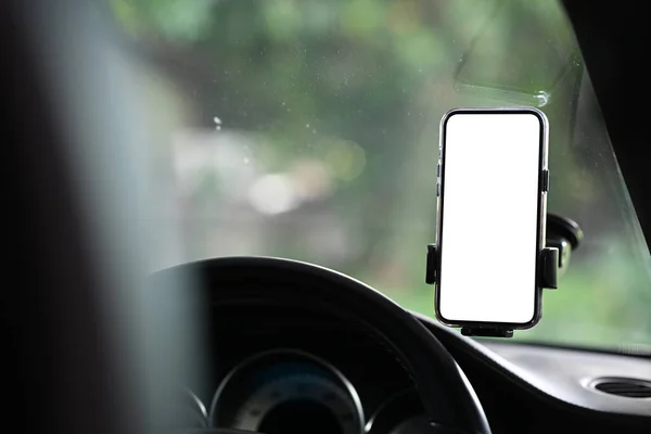 智能电话在汽车挡风玻璃保持用于地图Gps导航 空白屏幕为您的广告文字 — 图库照片
