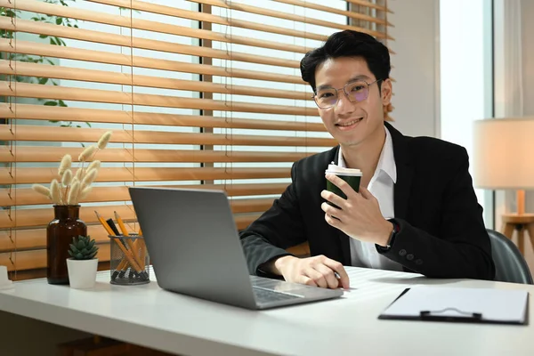 Επιτυχημένος Επιχειρηματίας Επίσημο Κοστούμι Κάθεται Μπροστά Από Φορητό Υπολογιστή Στο — Φωτογραφία Αρχείου