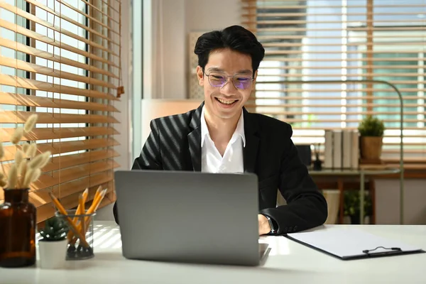 Uśmiechnięta Bizneswoman Pracująca Wykresami Finansowymi Online Laptopie Jego Biurze — Zdjęcie stockowe