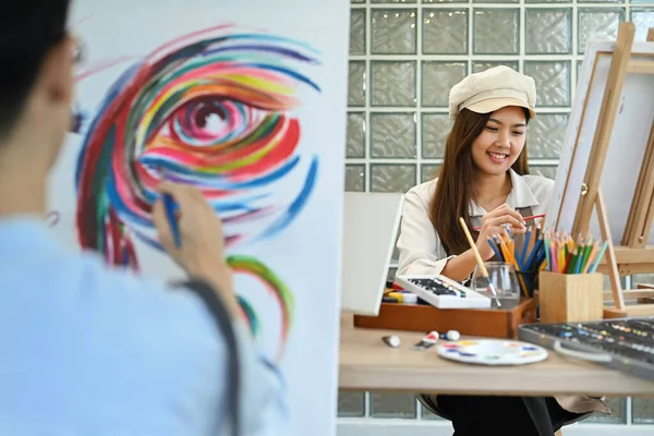 キャンバスの前に座って水彩で絵を描く魅力的な女性アーティスト レジャー活動とアートコンセプト — ストック写真