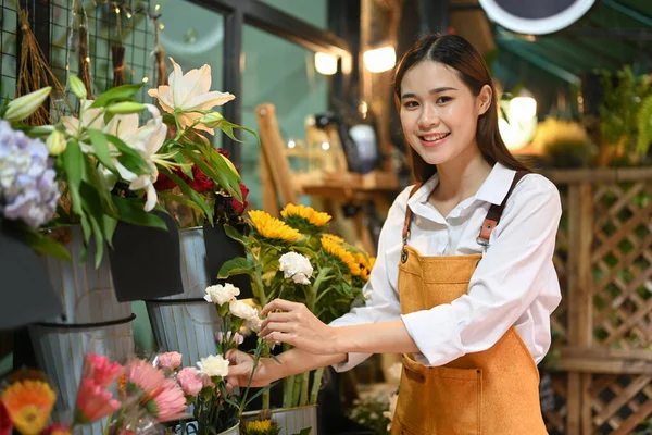 彼女の素朴な花店で花をアレンジエプロンを身に着けている魅力的な女性花屋 ビジネス 花粉の概念 — ストック写真