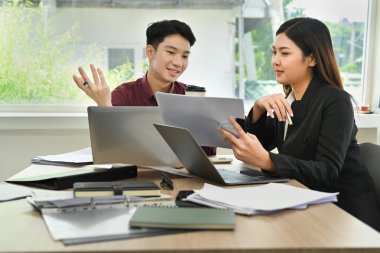 Yeni iş projesi ve modern ofiste pazarlama stratejisi üzerine tartışmaya başla.