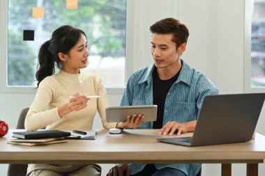 Çevrimiçi bilgiyi tartışan genç yaratıcı insanların görüntüsü, parlak ofiste yeni bir başlangıç projesi için fikir paylaşımı.