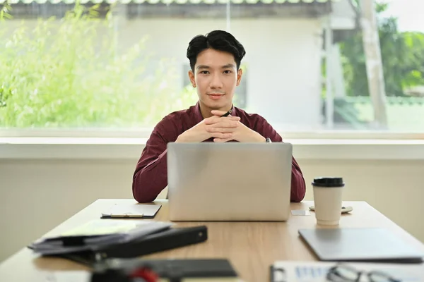 Başarılı Genç Adamı Dizüstü Bilgisayarın Önünde Oturuyor Kameraya Bakıyor — Stok fotoğraf