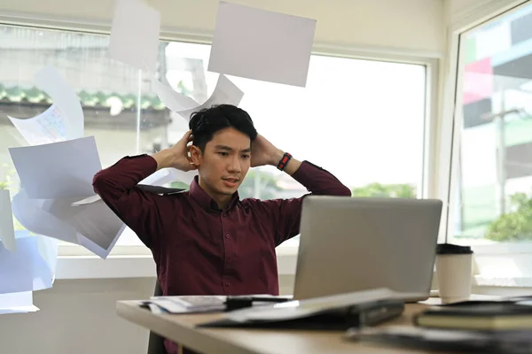 Estresado Asiático Hombre Oficina Trabajador Sintiendo Angustiado Ansioso Con Trabajo —  Fotos de Stock