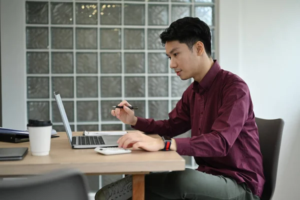 Sidovy Fokuserad Asiatisk Manlig Investerare Analysera Finansiella Online Data Bärbar — Stockfoto