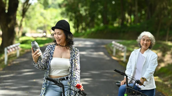 Дві Жінки Середнього Віку Найкращі Друзі Які Відпочивають Велосипеді Літньому — стокове фото