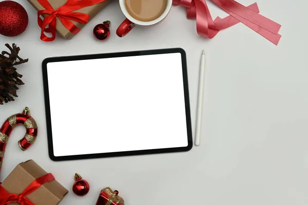 Flat Lay Tablet Digital Xícara Café Presentes Natal Fundo Branco — Fotografia de Stock