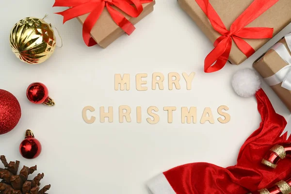 Geschenkdozen Kerstmuts Dennenboom Tak Kerst Ornamenten Witte Achtergrond — Stockfoto