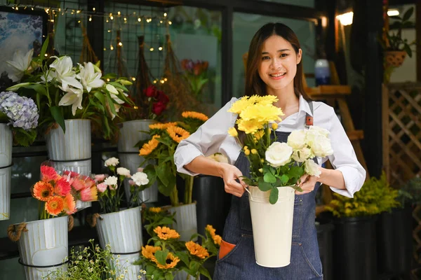Çiçekçi Kadın Önlük Takıyor Elinde Saksıyla Taze Çiçekler Kameraya Gülümsüyor — Stok fotoğraf