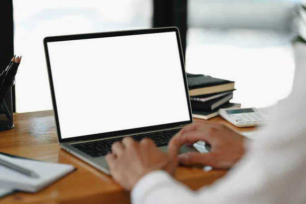 Zamknij Widok Biznesmenów Piszących Laptopie Pracujących Online Domu Pusty Ekran — Zdjęcie stockowe