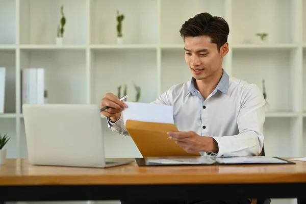 Yakışıklı Asyalı Adamı Bilgisayarını Kullanıyor Ofisinde Ticari Finansal Pazarlama Projesinde — Stok fotoğraf
