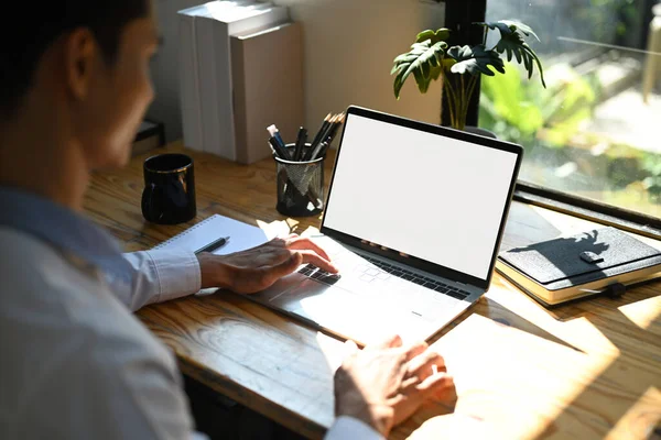 Widok Boku Skupionego Biznesmena Patrzącego Ekran Laptopa Pracującego Internecie Biurze — Zdjęcie stockowe