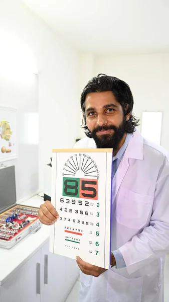 Egy Indiai Férfi Szemész Portréja Aki Látásvizsgálatot Tart Szemészeti Állapotfelmérés — Stock Fotó