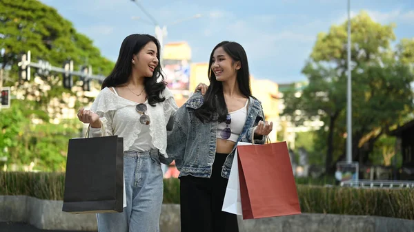 Mutlu Kadın Arkadaş Şehir Sokaklarında Birlikte Alışveriş Yapmaktan Hoşlanıyor Arkadaşlık — Stok fotoğraf