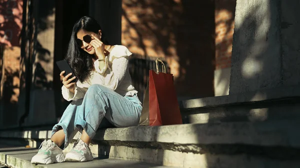 Moda Kıyafetli Güneş Gözlüklü Şık Asyalı Kadın Sokak Merdivenlerinde Çantasıyla — Stok fotoğraf