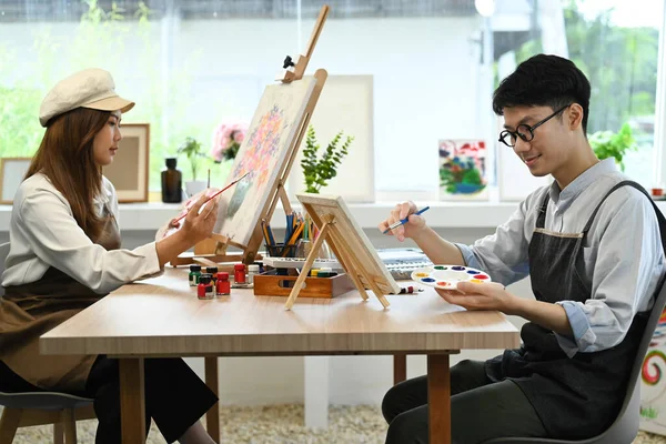 Dva Mladí Studenti Výtvarného Umění Malují Akrylovými Barvami Plátno Pracují — Stock fotografie
