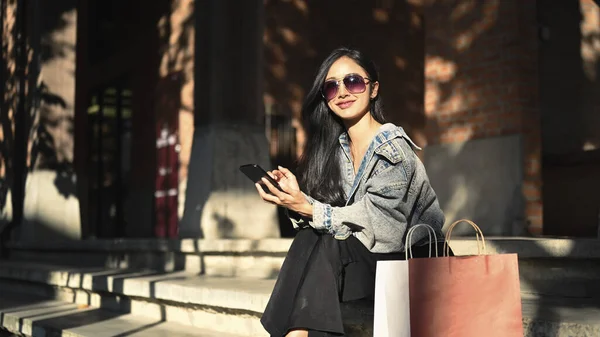 Modern Çağın Modaya Uygun Kıyafetleri Güneş Gözlükleriyle Bir Şehrin Alışveriş — Stok fotoğraf