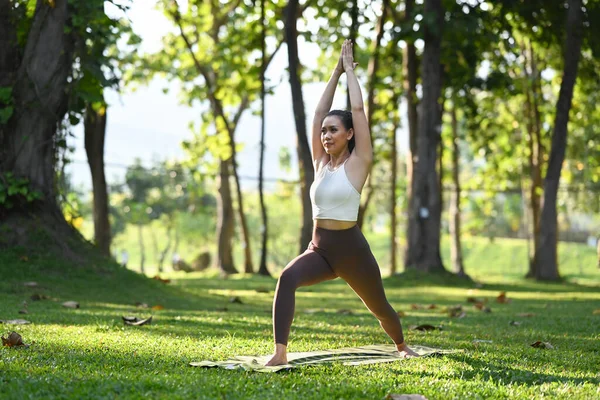 Jovem Mulher Positiva Fazendo Ioga Exercício Pilates Guerreiro Uma Pose — Fotografia de Stock