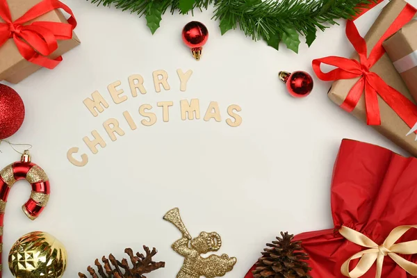 Goud Kerst Ornamenten Geschenkdozen Dennenappel Dennenboom Takken Versieren Witte Achtergrond — Stockfoto