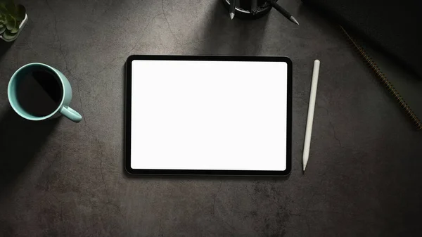 Visão Superior Espaço Trabalho Mínimo Com Material Escritório Tablet Digital — Fotografia de Stock