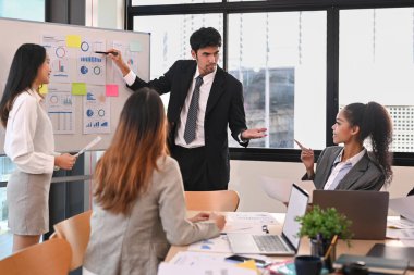 Çeşitli iş adamlarının iş birliği yapması, şirket toplantısı sırasında yeni pazarlama üzerine beyin fırtınası yapması..